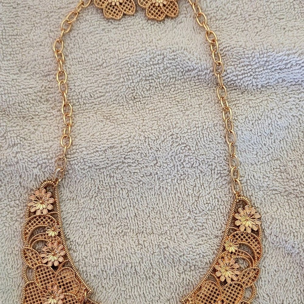 Paparazzi necklace and earrings
